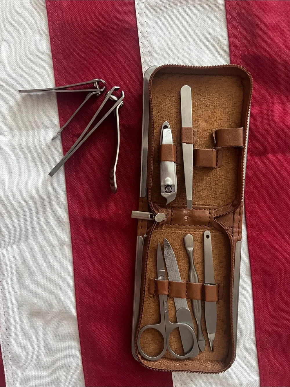 Nail grooming kit